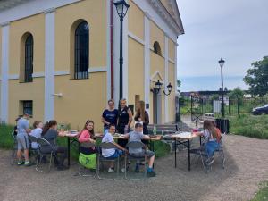 Místostarostka Dana Havlátková Jurštaková, vedoucí OKÚ Mgr. Ing. Lucie Šimoňáková, paní učitelka Mgr. Julie Hartmanová a žáci